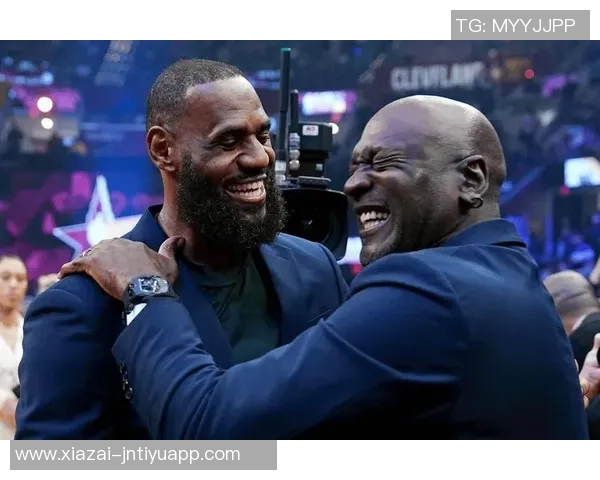 亚当斯边叫疼边偷瞄镜头ESPN配詹姆斯搞笑表情引发热议